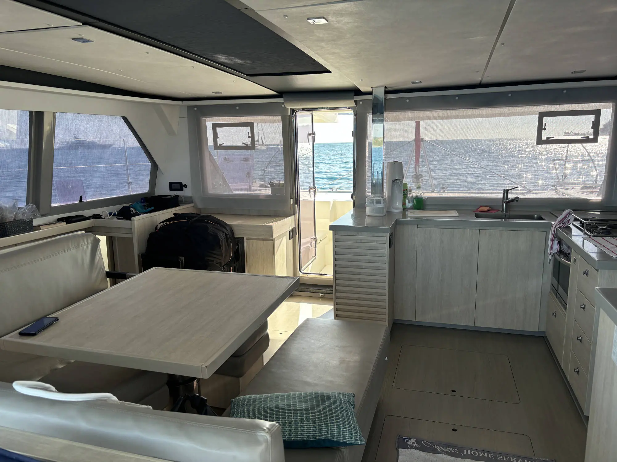 Leopard 45 internal view of the main windows